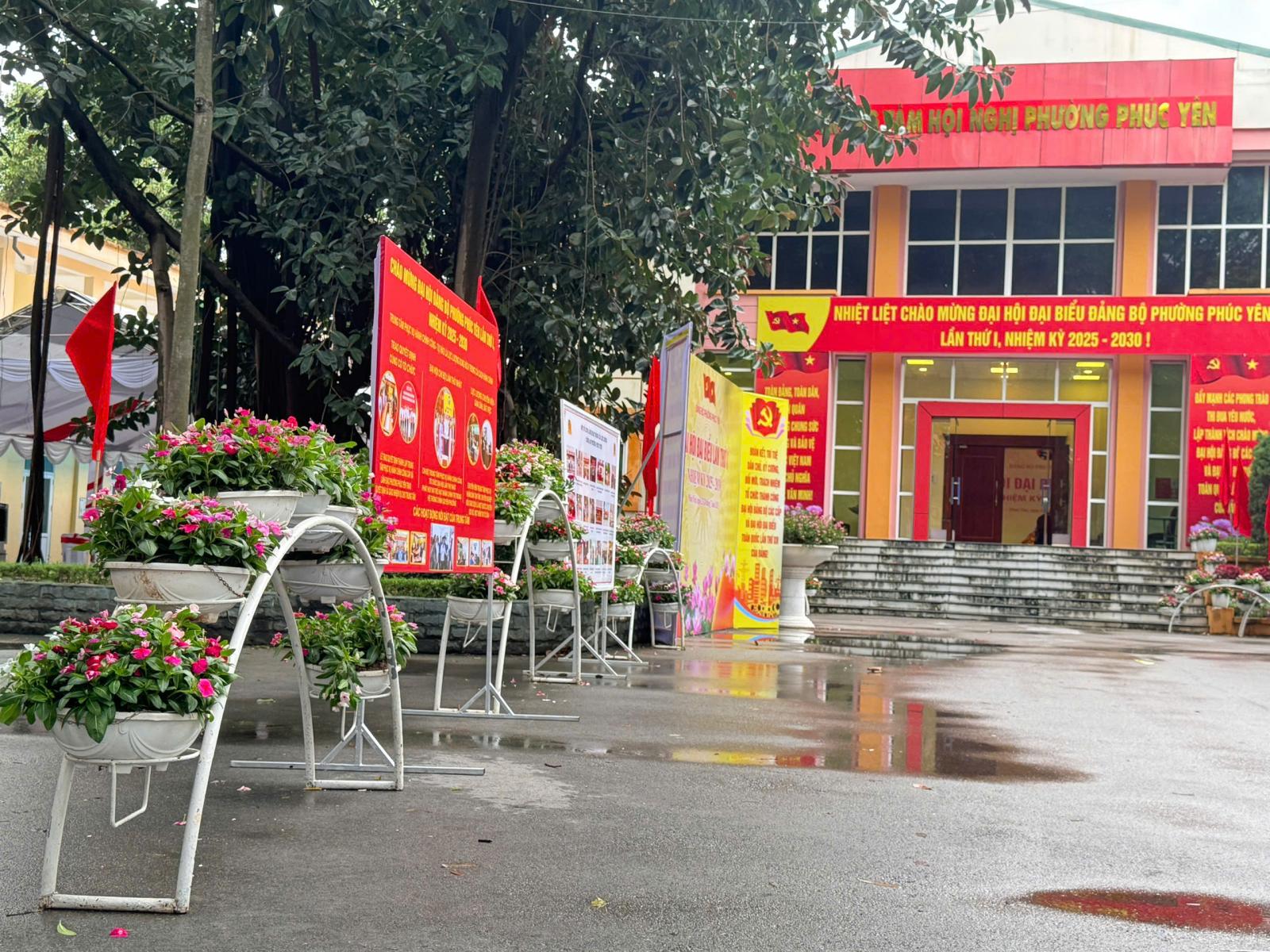 CÔNG TY CỔ PHẦN MÔI TRƯỜNG VÀ CÔNG TRÌNH ĐÔ THỊ PHÚC YÊN TĂNG CƯỜNG CÔNG TÁC VỆ SINH MÔI TRƯỜNG, TRANG TRÍ CÂY XANH PHỤC VỤ ĐẠI HỘI ĐẢNG BỘ PHƯỜNG PHÚC YÊN VÀ PHƯỜNG XUÂN HÒA NHIỆM KỲ 2025 - 2030